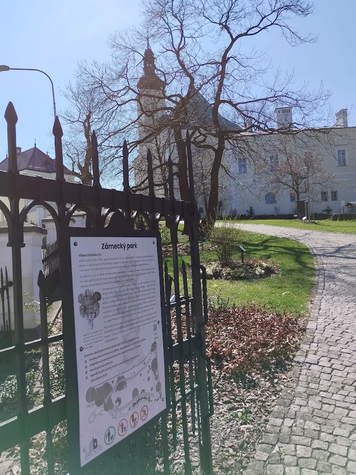Πύλη εισόδου με ενημερωτική πινακίδα και κωδικό QR Guide.